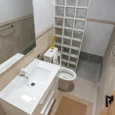 Pensionat Casa Julio - Complete Coastal Retreat - Entire - 3 Min Walk From The Ocean - Shared Entrance With Host